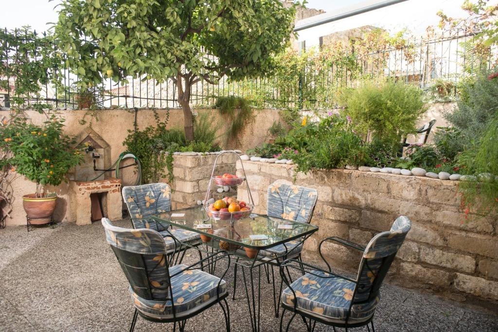 Jardin avec table